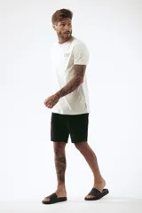 Remera celeste de corte clásico con cuello redondo y manga corta. Estampado pequeño en el pecho.