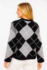 Sweater color crema con diseño de rombos en marrón y gris.