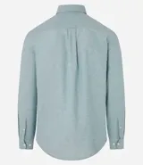 Camisa celeste de lino con cuello camisero, abotonadura frontal y mangas largas.