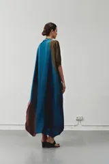 Túnica larga azul con efecto degradado en el ruedo, de corte amplio y mangas 3/4.