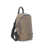 Mochila negra de símil cuero, con cierre principal y bolsillo interno con cierre. Tiene asa de mano, correas regulables y bolsillo oculto en la espalda.