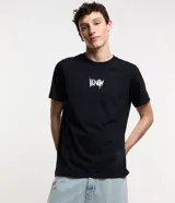 Remera negra de algodón, corte regular, con cuello redondo y mangas cortas. Estampa del personaje Venom en la espalda.