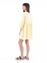 Vestido corto blanco con escote en V y mangas 3/4.