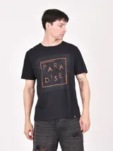 Remera negra de mangas cortas con estampado de palmeras y texto en color naranja.