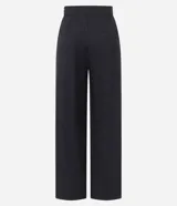 Pantalón de vestir negro de corte recto, con bolsillos laterales y cierre de cremallera lateral. Presenta detalles de hilo metalizado en la trama.