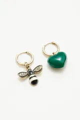Aros dorados pequeños con dije de abeja y dije de corazón.