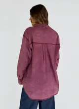 Camisa color naranja con cuello con detalle de puntilla, manga 3/4 y bolsillo en el pecho.