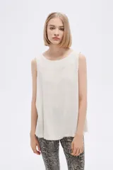 Musculosa blanca de lino con breteles anchos y cuello bote.