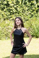 Vestido corto turquesa con escote halter y espalda descubierta. El cuello es alto y las tiras se atan en la nuca.