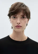 Camiseta negra de manga larga con cuello redondo y corte ajustado.