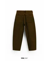 Pantalón de jean marrón con corte ancho y estilo baggy.