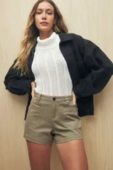 Short negro de tiro medio con bolsillos delanteros aplicados.