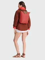 Mochila Longchamp modelo Le Pliage Original M, color crudo con detalles en cuero marrón.