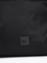 Mochila color beige con cierre superior enrollable y hebilla de ajuste.