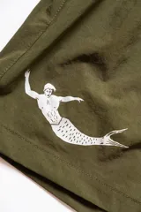 Short de baño verde oliva con cintura elástica y cordón ajustable. Presenta bordados de sirenas en las piernas y un parche con logo.