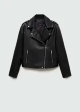 Chaqueta negra de cuero sintético con forro interior, cuello de solapa, trabillas en los hombros, cierre de cremallera frontal, bolsillos con cremallera, diseño entallado y manga larga.