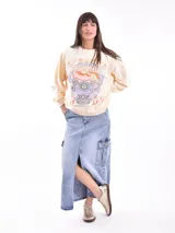 Buzo color beige con estampado de flores, mariposa y sol.