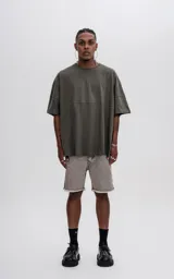 Remera verde militar de manga corta con calce extra oversize y recorte en delantero y espalda.