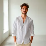 Camisa de lino color beige, con diseño de cuello en V y mangas largas, ajustadas.