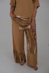 Pantalón camel de corte recto con estampado abstracto en bloques de color marrón y blanco.
