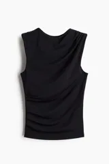 Musculosa negra de punto elástico con cuello redondo y bajo recto. Presenta costuras fruncidas en un hombro y en un lateral para crear un efecto drapeado.