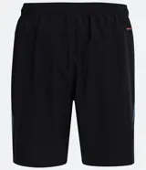 Bermuda deportiva negra sin estampado, con cintura elástica ajustable con cordón, y bolsillo lateral con cierre de cremallera contrastante.