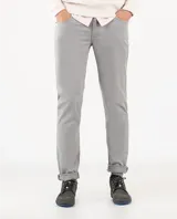 Pantalón de 5 bolsillos gris confeccionado en sarga, con un ajuste slim fit y cierre oculto.