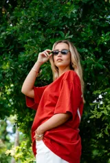 Remera roja de corte clásico con la frase "LA RESPUESTA ERES TÚ" estampada en el frente.