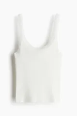 Musculosa blanca de algodón acanalado con breteles finos y escote redondo pronunciado con ribete de encaje.
