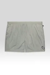 Short de baño gris claro, con cintura elástica ajustable, dos bolsillos laterales y uno trasero con cierre. Tiene suspensor de malla fina hipoalergénico y protección UV 50.