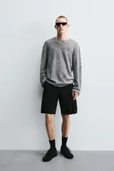 Bermuda cargo de algodón color marrón oscuro, tiro medio, corte regular, con bolsillos laterales de parche con solapa y bolsillos traseros de vivo.