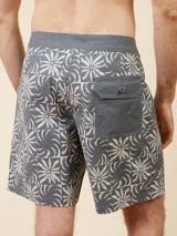 Bermuda de baño gris con estampado de flores blancas.
