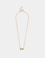 Collar corto dorado con cadena de eslabones y dije doble de corazones, uno liso y otro con incrustaciones de perlas.