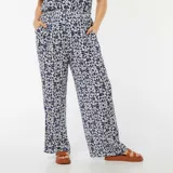 Mono largo de viscosa con estampado floral en tonos azul y blanco, con escote elástico con hombros descubiertos y corte holgado.