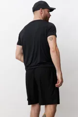 Short deportivo negro con cintura elástica y logo pequeño en la pierna.