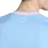 Camiseta de fútbol Adidas del Inter Miami CF, modelo tercera equipación temporada 25/26. Diseño celeste con finas rayas verticales y detalles en rosa. Incluye escudo del equipo y logo de Adidas.