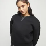 Collar de dos cadenas de aleación de metales bañadas en plata de ley, con dos dijes de corazón colgantes de diferente tamaño.