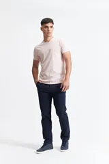 Remera básica color rosa pálido, de corte clásico, con escote en V y logo bordado en el pecho.