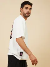 Remera blanca de algodón con cuello redondo y manga corta, con logo pequeño estampado en el pecho.