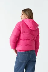 Campera puffer corta color fucsia, con cierre frontal y cuello alto.