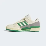 Championes Adidas Forum Low CL color crema con detalles en verde y gris.