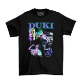 Remera negra con estampado de collage de imágenes del cantante Duki y su logo.