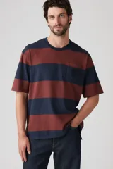 Remera de hombre a rayas horizontales color azul marino y bordó, con bolsillo en el pecho.