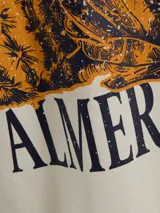 Remera color crema de algodón con cuello redondo y manga corta. Estampado en la espalda con cactus y texto "Almeria Plaza".