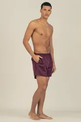 Short de baño color bordó, con cintura elástica ajustable, dos bolsillos laterales y uno trasero con cierre. Cuenta con suspensor de malla fina hipoalergénico y protección UV 50.