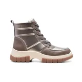 Bota de caña media color marrón con detalles en plateado, acordonada y con suela track color beige y marrón.