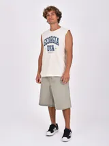 Musculosa negra con cuello redondo y sisas amplias, con estampado frontal en blanco que dice "BOSTON 33" con efecto desgastado.