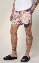 Short de baño con estampado abstracto en tonos lavanda, naranja, verde y gris.