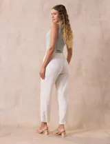 Pantalón de lino color blanco, marca Cable & Gauge, con pretina ancha elastizada, lazo de ajuste, bolsillos delanteros y ruedo con botamanga.