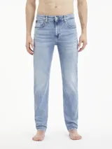 Jeans de tiro medio, corte slim tapered, color celeste claro, confeccionados en denim de algodón elástico.